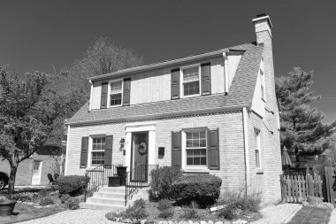 Banliyö kır evi mimarisi. Modern banliyö evi. Açık alanda bir apartman. Mahalledeki banliyö yazlık evi. Banliyö yazlık evi. kira konutu.