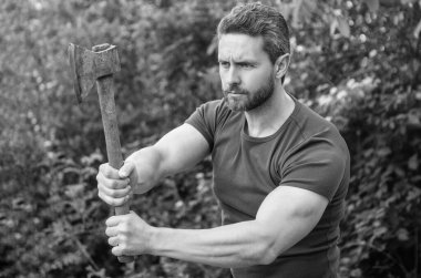 Adam dışarıda baltayla vurulmuş. Balta ile vurulan adamın görüntüsü. Adam baltayla vurulmuş. Baltayla vurulmuş bir adam..