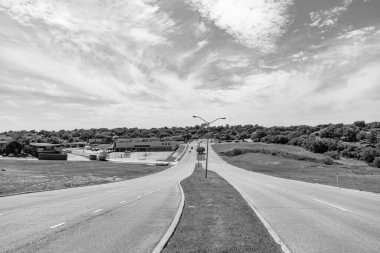 Yol boyunca seyahat ettim. Arabasız yol. Ufukta hedefli boş yol. Elektrik hatları olan bir yol. yol manzarası görünümü.