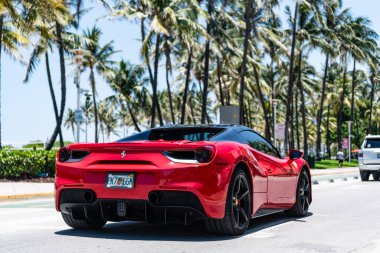 Miami Beach, Florida USA - 9 Haziran 2024: Ferrari 488 gtb örümcek Miami plajında kırmızı. Ferrari lüks bir İtalyan markasıdır. Ferrari 488 gtb kırmızı okyanus sürücüsü Miami plajı