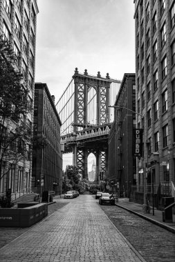 Manhattan, New York City USA - 15 Temmuz 2023: Manhattan Köprüsü New York caddesinde Aşağı Manhattan 'ı Canal Caddesi' nde Brooklyn şehir merkezi ile doğu nehri arasında birleştiren köprü.