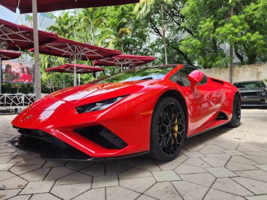 Miami Beach, Florida USA - 8 Haziran 2024: Lamborghini Huracan Miami plajında. Lamborghini lüks bir İtalyan otomobil üreticisi.