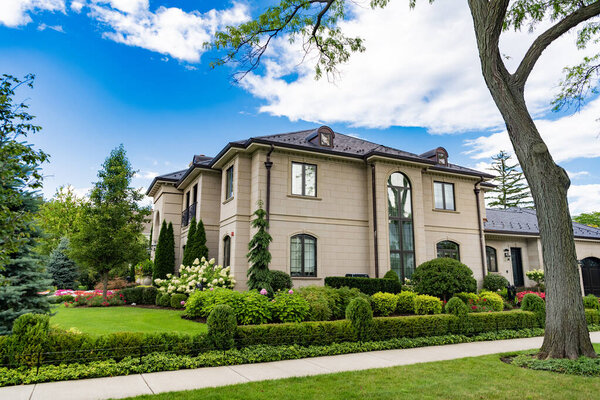 Недвижимость по соседству. Дом по соседству в развитом районе. Страхование собственности и недвижимость. Пригородный район. Частный дом. Страховка. Жилое сообщество.