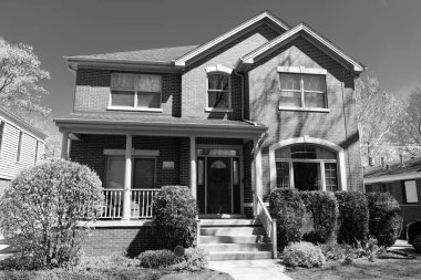 İkamet mimarisi. Modern villa cephesi. yazlık köy. Mahalledeki banliyö yazlığının dışında. mimari tasarım. Modern yazlık ev. Mimarlık konsepti. konut binası.