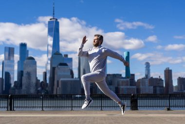 Manhattan 'da koşucu eğitimi. New York 'ta koşan sporcu. Spor rutini. Sporcu dışarıda koşuyor. Spor koşusu sabah egzersizi. Fitness hedefleri.