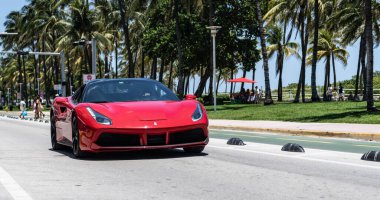 Miami Beach, Florida USA - 9 Haziran 2024: Ferrari 488 gtb örümcek Miami plajında kırmızı. Ferrari lüks bir İtalyan markasıdır. Ferrari 488 gtb kırmızı okyanus sürücüsü Miami plajı