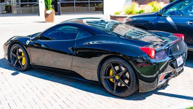 Seattle, WA, ABD -3 Temmuz 2024: 2014 Ferrari 458 Italia siyah rengi. Ferrari lüks bir italyan üreticisi. Ferrari en pahalı arabalardan biridir..