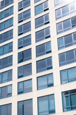 Ön cephe mimarisi. Bina arka planı. Binanın penceresi. Mimari detay. Mimarinin arka planı. Modern arka plan. Modern cephe arka planı. Mimari.