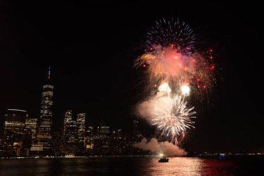 New York Manhattan havai fişekleri arifesinde. Manhattan 'da havai fişekler. New York 4 Temmuz Havai fişekleri. Flashing Fireworks ile New York City Skyline Manhattan. Bağımsızlık Günü