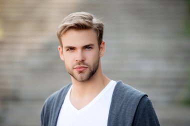 Adamın şık saçları var. Moda görünümlü saçlı bir adam. Sıradan bir erkek portresi. Erkek saç stili. Milenyum portresi. Genç milenyum adamı. Şık bir erkek portresi. Sıradan bir erkek stili..