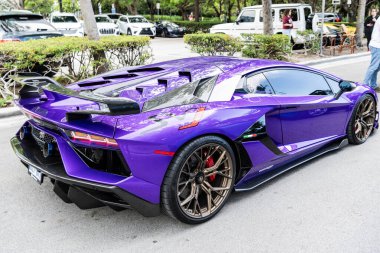 Miami Beach, Florida USA - 8 Haziran 2024 Lamborghini Aventador SVJ Roadster Miami sahilinde. Lamborghini lüks bir İtalyan otomobil üreticisi. Yavru Lamborghini Aventador SVJ Roadster