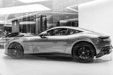 New York, ABD - 09 Ağustos 2023: Ferrari Roma 2021 supercar spor araba galerisi, yan manzara.