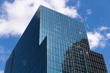 Modern ofis binasının mimarisi. Perspektif şehir gökdeleni. Modern gökdelen binası. Metropolis 'teki mimari bina. Gökdelen perspektifi. Şehir mimarisi yansıtıcı camla.