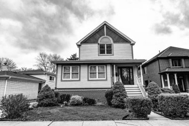 Gayrimenkul. Amerika 'nın banliyösünde bir mimarlık evi. Banliyöde bir ev. Banliyö mahallesi. Amerikan mahallesindeki yazlık evde. Banliyö evi. Kenar mahalle gelişimi.