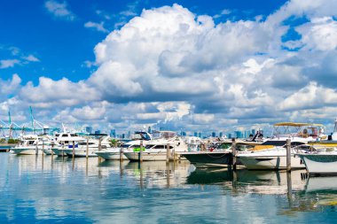Florida, South Beach marinasında yaz tatili için Miami sahiline demir atmış özel lüks bir tekne..