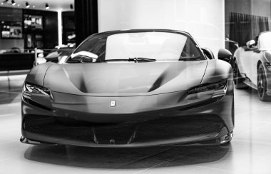 New York City, ABD - 09 Ağustos 2023: Ferrari SF90 Stradale Supercar spor arabası sergi salonunda, alçak görüş.