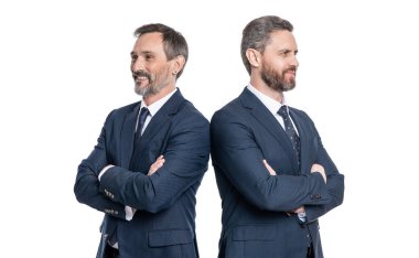 Takım elbiseli iki iş adamı. Kendine güvenen iş adamı, patron ve CEO. Çalışanı olan profesyonel bir işletme müdürü. Hırslı iş adamı. Başarılı iş adamı. iş ortakları beyazlar üzerinde izole.