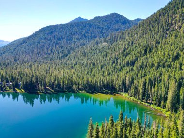 Cooper gölü ve dağ manzarası. Cooper Gölü Dağı 'nın manzarası. Doğa manzarası. Şelale Dağları 'ndaki Cooper Gölü. Cooper Gölü 'nün popüler doğa yürüyüşü. Huzurlu manzaralar.