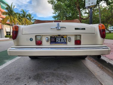 Miami Beach, Florida USA - 5 Haziran 2024: 1978 Klasik İngiliz üstü açık arabası Rolls-Royce Corniche Ocean Drive Miami Drive 'da. arka plan