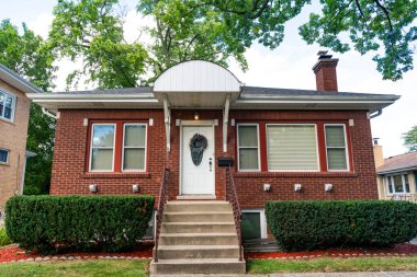 Mahallede mülk. Gelişmiş bölgede ikamet eden bir ev. Emlak sigortası ve gayrimenkul. Banliyö mahallesi. Özel mülk. Ev sigortası. Şehir konutları.