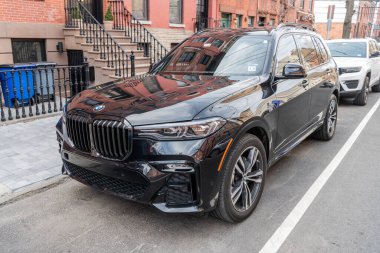New York City, ABD - 1 Nisan 2024: BMW X7 lüks geçiş aracı, köşedeki manzara.