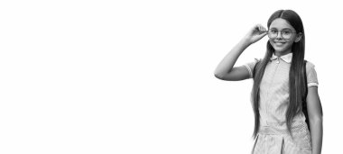 Liseli kız çalışmaya hazır. Okula dönüyorum. Genç kız bilgi topluyor. Eğitim ve bilgi. İlk bilgi gününde liseli kız, 1 Eylül okul eğitimi. okul pankartı.