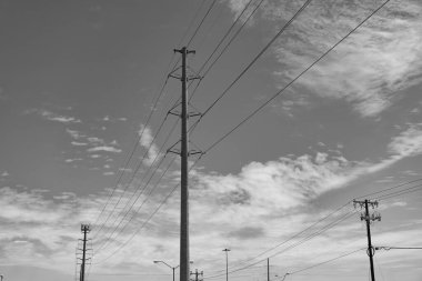 Pilon enerji üretiyor. Elektrik kulesinde voltaj iletimi. Yüksek voltajlı elektrik hattı. Güçlü bir istasyon. Elektrik sağlayıcısı. Pilon hizmetine güç veriyorum. Elektrik hatlarının bakımı.