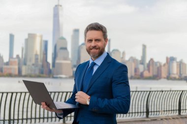 Adam internet tarayıcısından iş e-postası ve sörf yolluyor. New York 'ta serbest çalışan bir iş adamı. İnternette çalışan bir iş adamı. İş adamı dışarıda bilgisayar ya da dizüstü bilgisayarda çalışmakla meşgul. Fırsatları yakala.