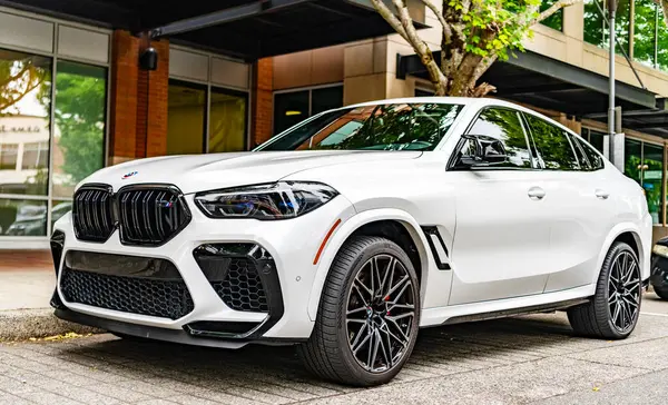 Seattle, WA, ABD - 22 Temmuz 2024: 2020 BMW x6 m beyaz. BMW, lüks araç ve motosiklet üreticisi bir Alman çokuluslu üreticisi. BMW prestijli bir arabadır.