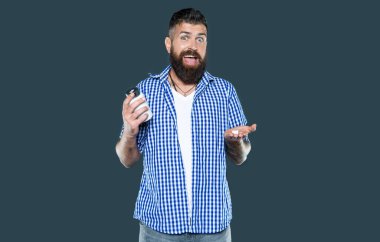 Şaşırdım, olgun adam gri arka planda vitamin kavanozu tutuyor..