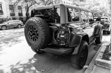 New York City, ABD - 05 Ağustos 2023 Ford Bronco Black Diamond SUV siyah, arka taraf manzaralı, park edilmiş.
