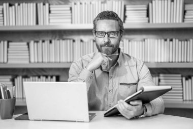 Erkek için eğitim. İşyerindeki uzaktan kumandalı insan ağı. Görüntüler konferansta. Esaslı bir kavram. İnsanoğlu için çevrimiçi webinar eğitimi. Webinar kursu çevrimiçi. Adam internette ders çalışıyor. Erişilebilir eğitim.