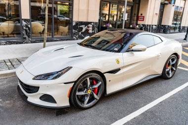 New York, ABD - 15 Mart 2024 Ferrari Portofino M üstü açık lüks araba. Ferrari Portofino M dışarı park etmiş. Ferrari Portofino 'nun spor arabası. Ferrari Portofino üstü açık, köşe manzaralı..