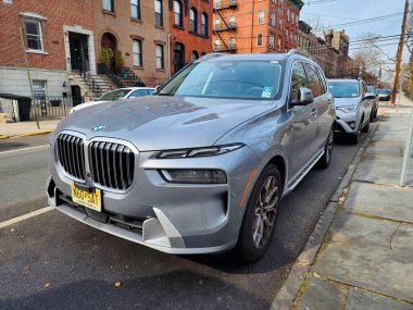New York City, ABD - 27 Şubat 2024: BMW X7 lüks gri araba açık hava, köşe manzaralı.