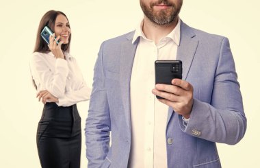 İş adamları, beyaz üzerine izole edilmiş telefon mesajlarına cevap veriyor. İş adamları konuşmak için telefon kullanıyor. Ofiste iş görüşmesi. İş görüşmesi çağrısı. Meslektaşına telefon et..