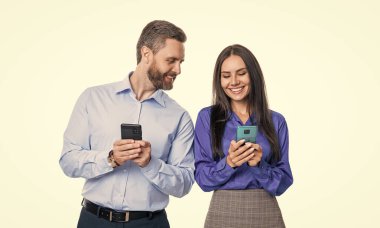 İş adamı ve sekreter mesajları beyazdan izole edilmiş. İş mesajlaşması. İnternet işi. Takım elbiseli iş adamı ve kadın telefon kullanıyor. Blog 'da iş adamına mesaj atmak. iletişim becerileri.