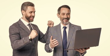 Uzaktan kumandalı işlerde online iş yapan işadamları beyazlar üzerinde izole edilmiş..