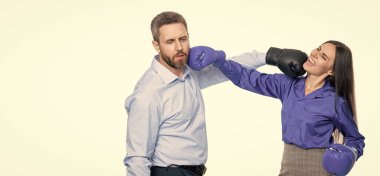 İş çatışması. Beyazlara izole edilmiş boks eldivenli iş adamları. İki iş adamı iş anlaşmazlığını çözüyor. İş ofisinde tartışıyorlar. Meslektaşlar arasında tartışma. Pankart reklamı.