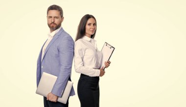 Ofiste bir toplantı yaparken iş adamları birlikte. İş projesinde çalışan iş adamları. Yeni iş projesinde işbirliği. Beyazlar üzerinde izole iş adamları. Alan reklamını kopyala.