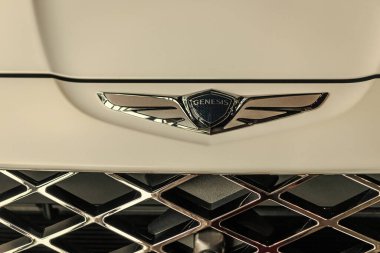 New York City, ABD - 05 Ağustos 2023: Genesis GV80 çapraz otomobil logosu.