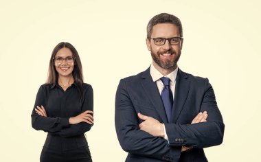 Takım elbiseli iki iş adamı. İş ekibi çalışması ve işbirliği. Ortaklık kavramı. Ortak takımı. Başarılı ortaklık. İş ekibi başarısı. İş ortağı beyazla izole edilmiş. iş oranı.