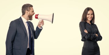 İş çatışması. Hoparlördeki çalışana bağıran işadamı beyazdan izole edilmiş. İş adamının terfi konusunda ortağıyla anlaşmazlığı var. İş adamı anlaşmazlığı çözüyor. Geniş dağılım sorunu.