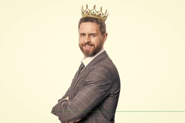İş başarısı ve liderlik. Başarılı bir işadamı olan patron beyazları soyutladı. Motivasyon ve ödül. Takım elbiseli işadamı patron. Taç giymiş bir iş adamı. Büyük patron. Burada patron benim..