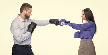 İş ortakları boks eldivenleriyle dövüşüyor. Öfke kontrolü. İki iş adamıyla iş kavgası. İş adamları birbirlerine karşı savaşırlar. İş kavgası. Tartışıyorlar ve işaret ediyorlar.