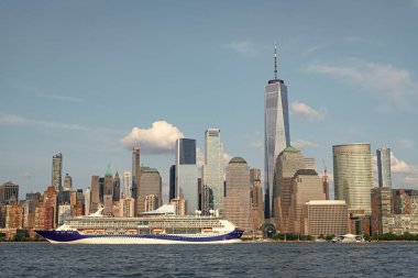 New York 'ta Manhattan yakınlarında bir yolcu gemisinde. New York Manhattan 'ın Skyline' ı Hudson Nehri yolcu gemisiyle seyahat ediyor.