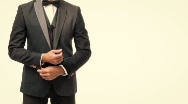 Papyon takım elbiseli olgun bir adam. İşadamı beyaz arka planda kopya alanı ile izole edilmiş. resmi giyim konsepti.