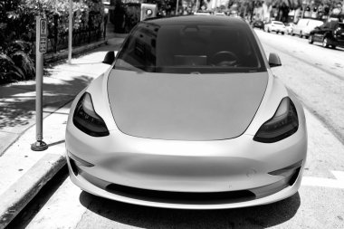 Miami Beach, Florida USA - 14 Nisan 2021: Tesla model turuncu mat 2019, ön manzara. elektrik geçişi.