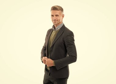 Mutlu olgun adamın beyaz arka planda izole edilmiş harika bir tarzı var. Ceketli olgun bir adam. Olgun adamın stüdyo fotoğrafı. Yakışıklı, olgun bir adam..