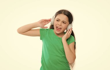 Çocuk şimdilik sesin tadını çıkarıyor. Kulaklıklar çocukları sakinleştirir. Kulaklık kullanmanın avantajları. Sosyalleşmeyle ilgilenen bir çocuk. Çocuklar her gün kulaklık kullanırlar. Küçük kız müzik dinle..