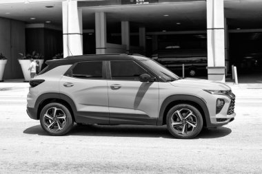 Miami Beach, Florida ABD - 15 Nisan 2021: Blue Chevrolet Trailblazer RS SUV, yan görüş.
